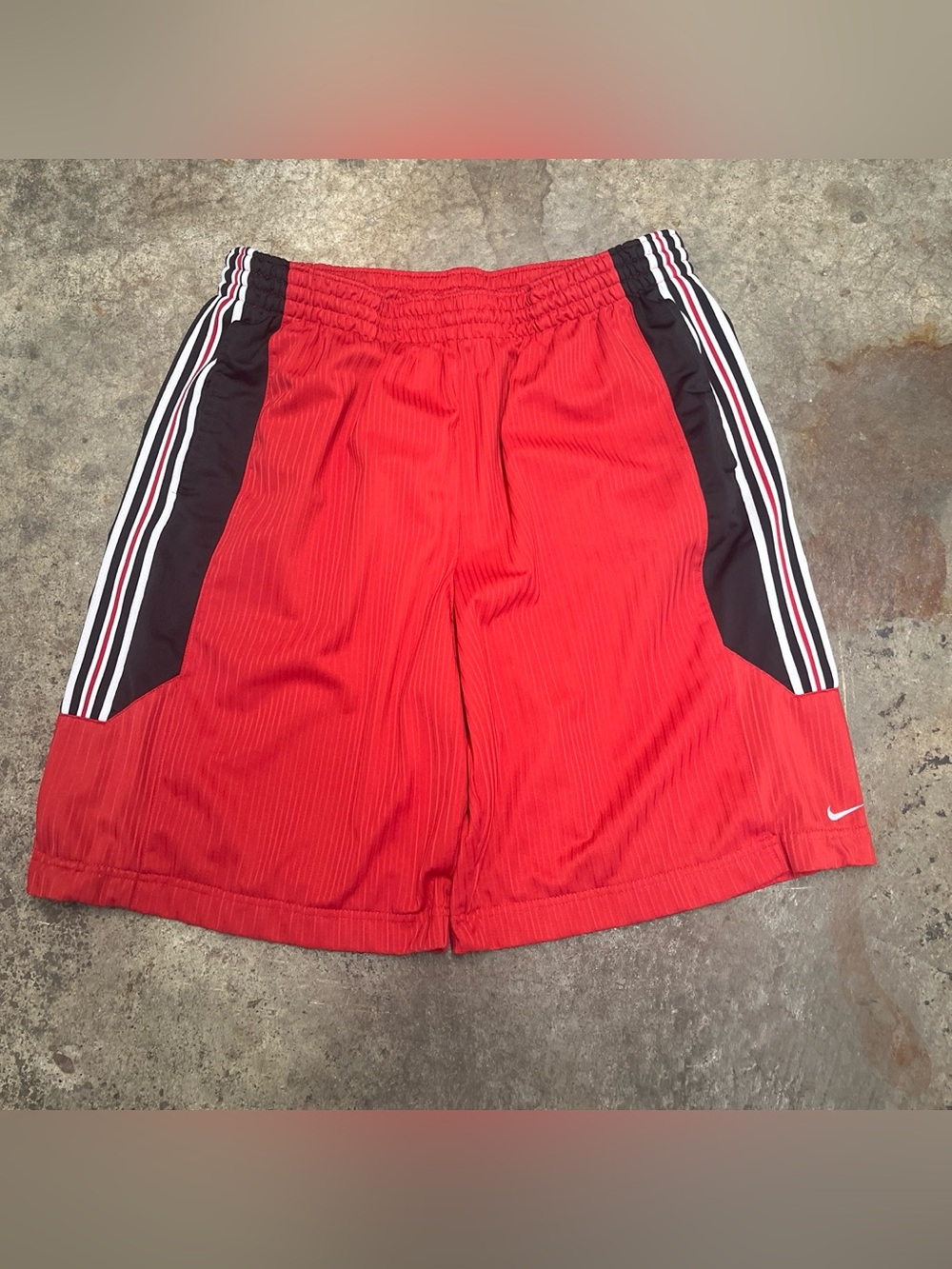 Y2K Nike Shorts Men’s Medium Red Baggy Embroidered Skater Streetwear Sports 00s